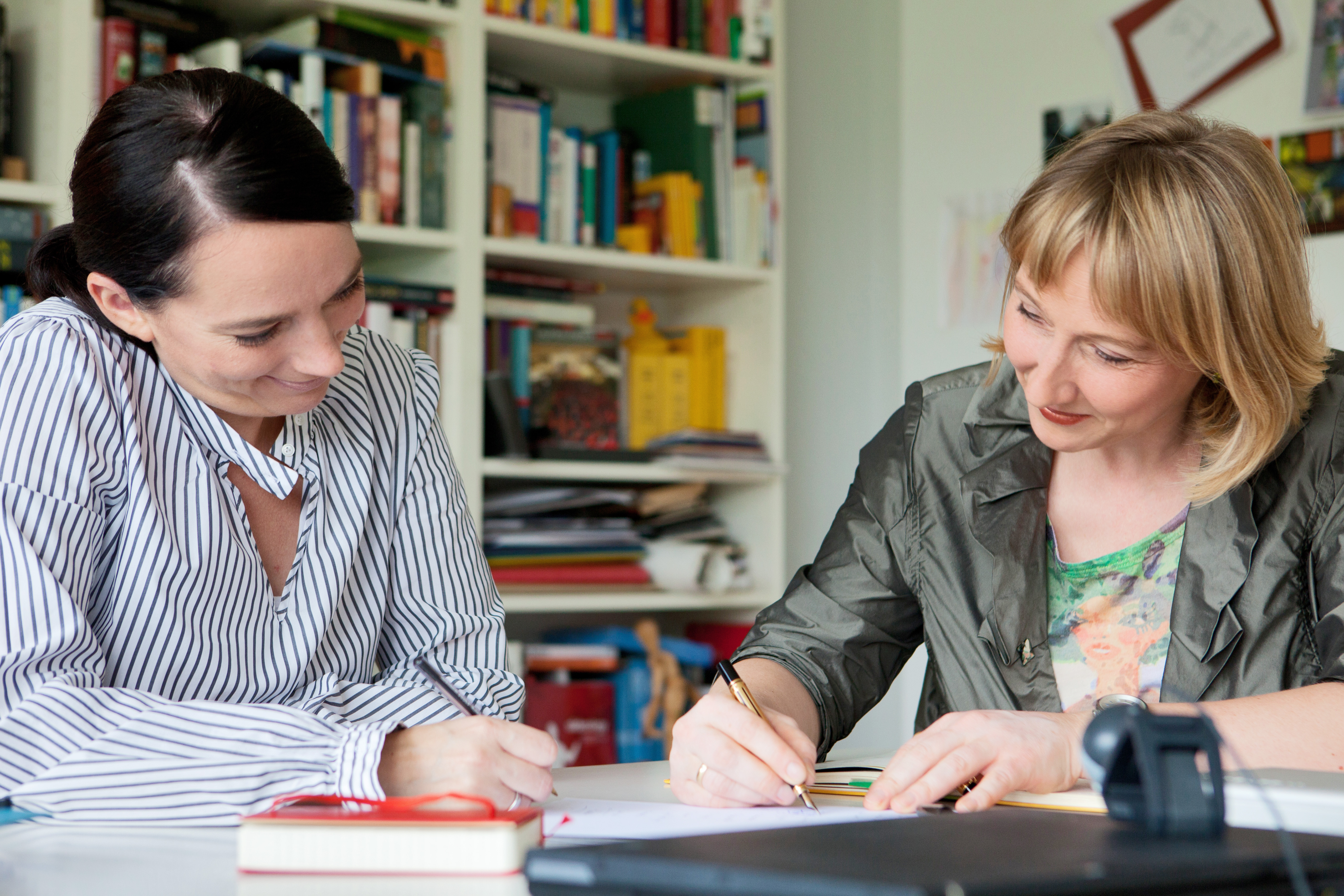 Ruth Urban und Tanja Klein bei der Arbeit Ruth Urban und Tanja Klein bei der Arbeit